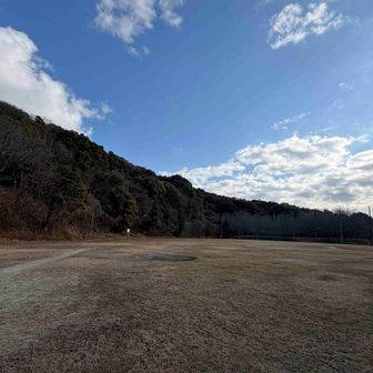 登山口は 山家ルートではなく 二宝満神社の北側 「ニタ区グラウンド」一番奥のフェンスの隙間から〜