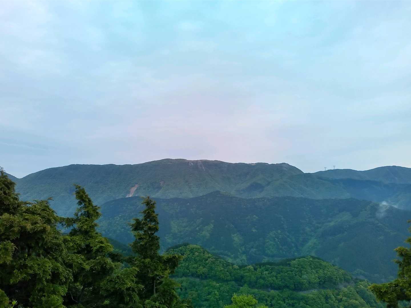 二人で感動しています🙌ガスも抜けて展望はとても良かったです😉
さぁサンヤリを目指します🚶