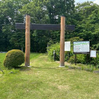 大泉山登山口。
ここまで歩く予定であったが、昼から天気が不安定になるそうで、先ほどから雷が光る事もある。
時間短縮で車移動した。
いつもなら歩くようにしている。