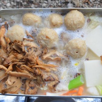 久々にメスティン登場。鶏白湯鍋🍲
頂きものの舞茸を炒ったものをプラス。
〆にマルタイラーメン🍜