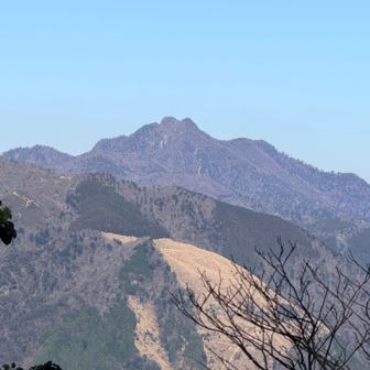 帰りに展望スポットでコーヒータイム。傾山が見えました。
