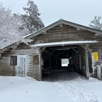 洞辻茶屋に到着。雪はまだ少ないデス。