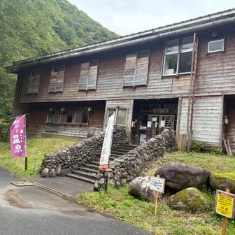 飯豊山荘に到着、風呂が気持ち良すぎた。300円でした。風呂の利用者は3-4名くらいだと思う。男性は2人だけ。食事がカップ麺くらいだったので行動食残り物食べながら購入した缶ビール飲んでバス待ち。1705のバスは私1人でした