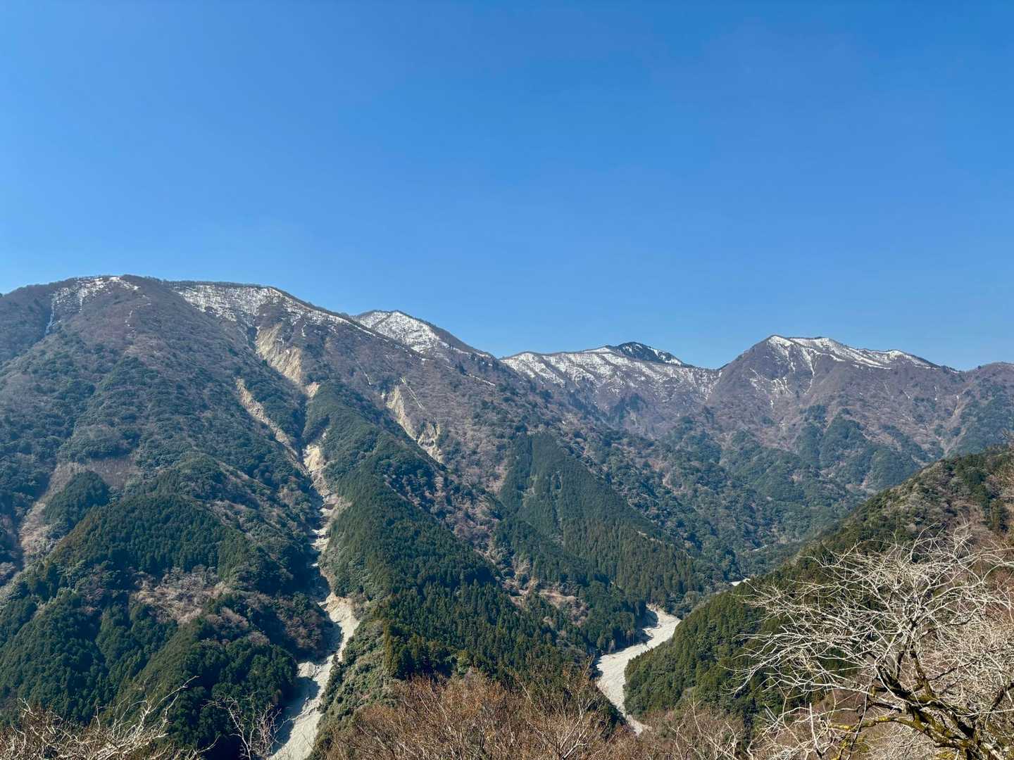 稜線が綺麗に見えます。山頂付近にはまだ雪が見えます❄️