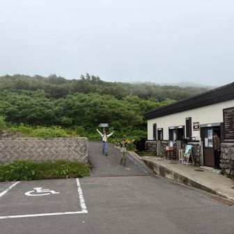 全く景色が分からなかったけど笑、月山コンプリート🎉　やったね🙌

お天気には恵まれなかったけど、めっちゃ楽しかった🎶
yoppa🐴とよっさん🐇は良い年になりそう😊
今年登れて良かった！
山形遠征、大成功の巻🙆‍♀️