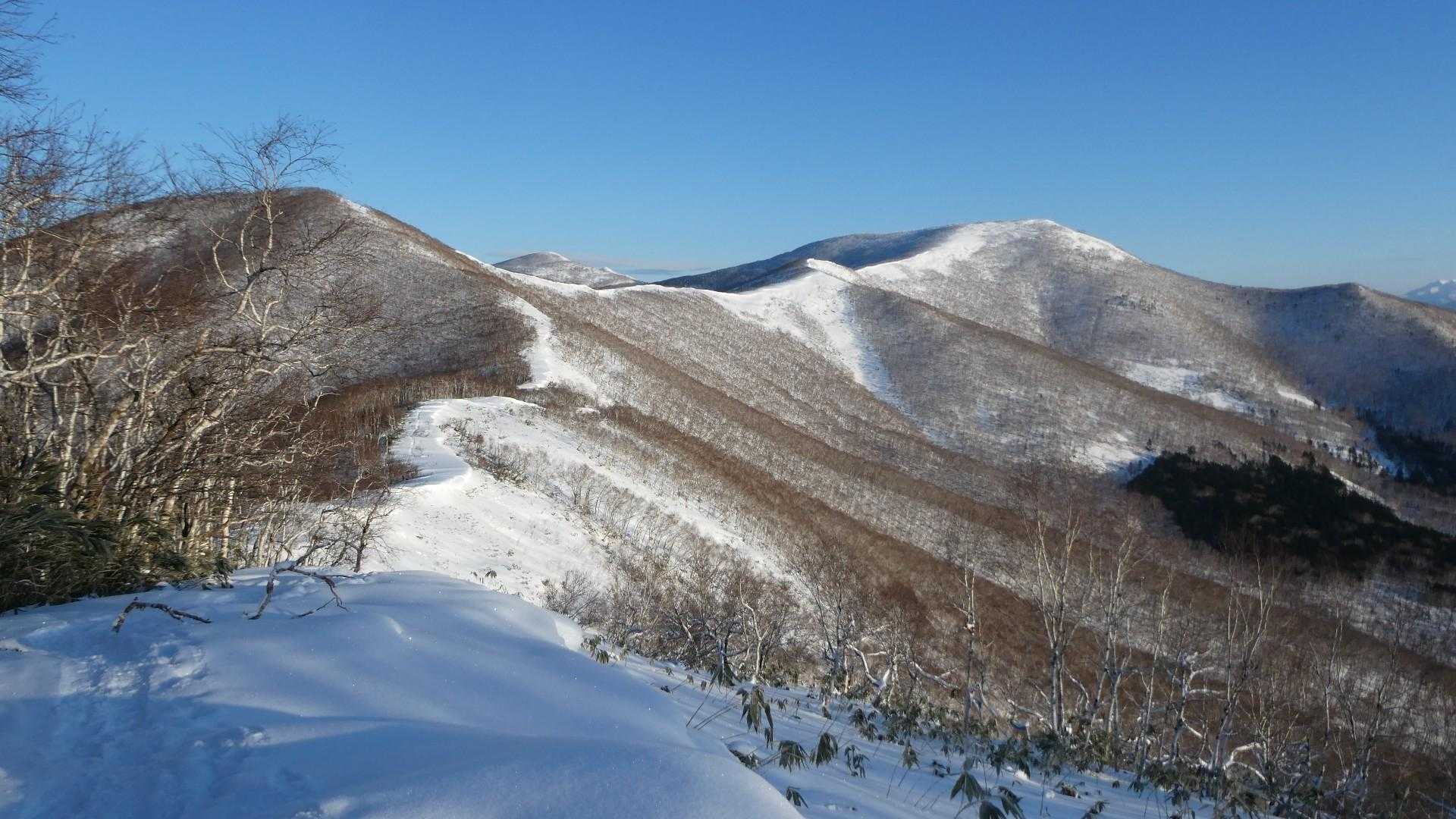 桜山〜佐幌岳の稜線
中央奥に見えるのが奥佐幌岳