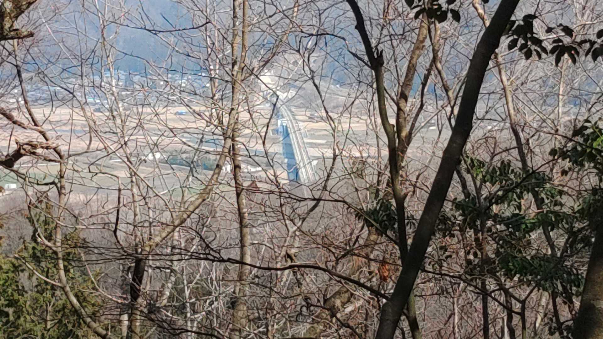 新幹線トンネルの上から。