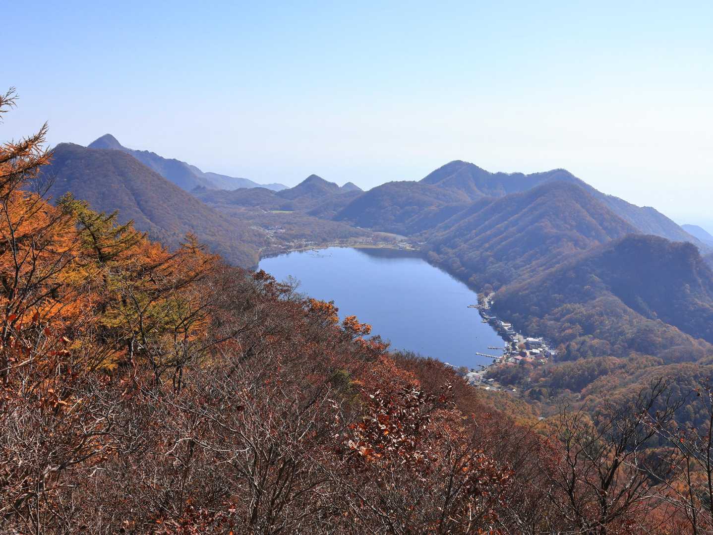 途中、榛名湖が見渡せるポイントがあります。
傾斜がおさまった尾根を少し歩いて…