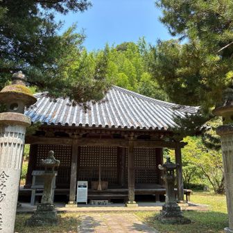 普門院の駐車場に停めさせていただきました🙏
本堂は福岡県内最古の木造建築物で鎌倉時代初期の建造と云われます😃
平安時代に聖武天皇の勅願をうけ行基が筑後河畔に創建、水害の影響で現在の場所に移建されました💧