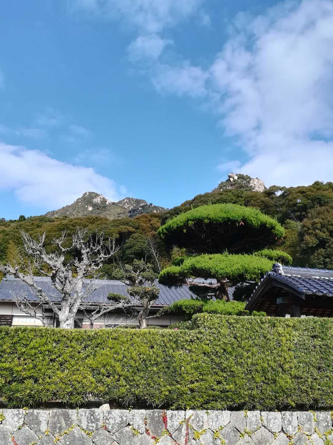 勝坂コースの登山口まで町内を歩きます。
途中から見る右田ヶ岳。😊