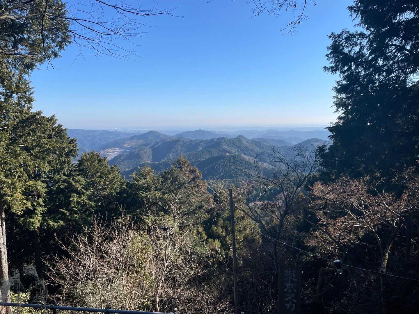 奥の院の展望台からの眺めです。
東京スカイツリーが見えるそうなんですが、
今日は霞掛ってて見えませんでした(-｡-;