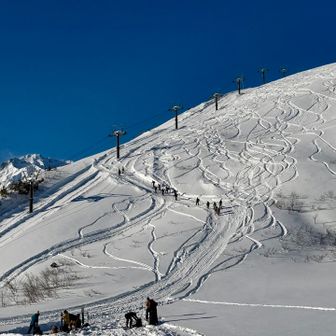 BC組が先行…やはり登るスピードも速い（左手の最終リフト運行未）