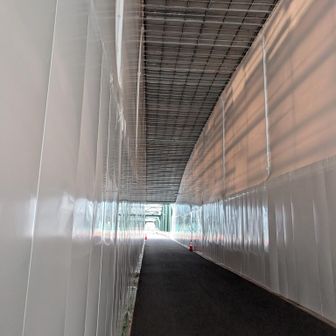 修理中の橋の中