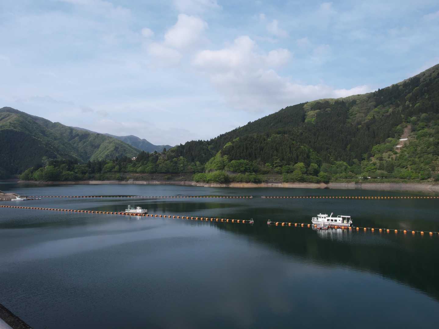 奥多摩湖の小河内ダムを歩いて登山口へ