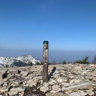 湯ノ丸山山頂。
晴れてるのに霞んで北アルプス見えない。。。
