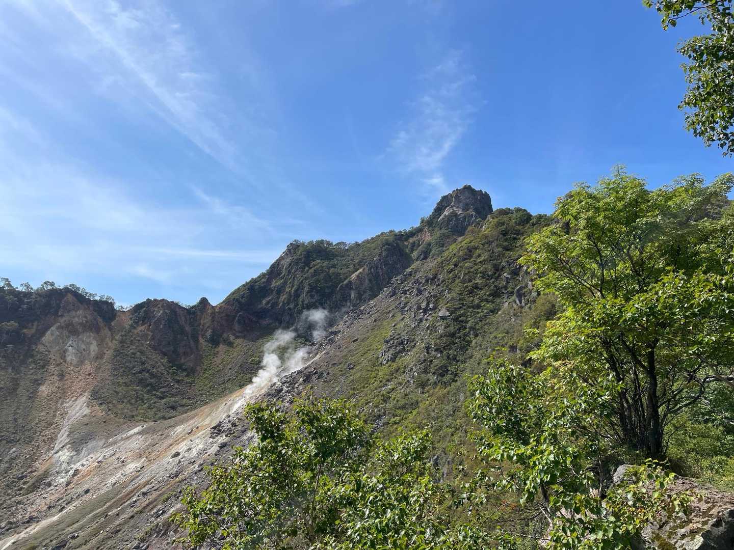 硫黄の匂いと噴煙が上がってます