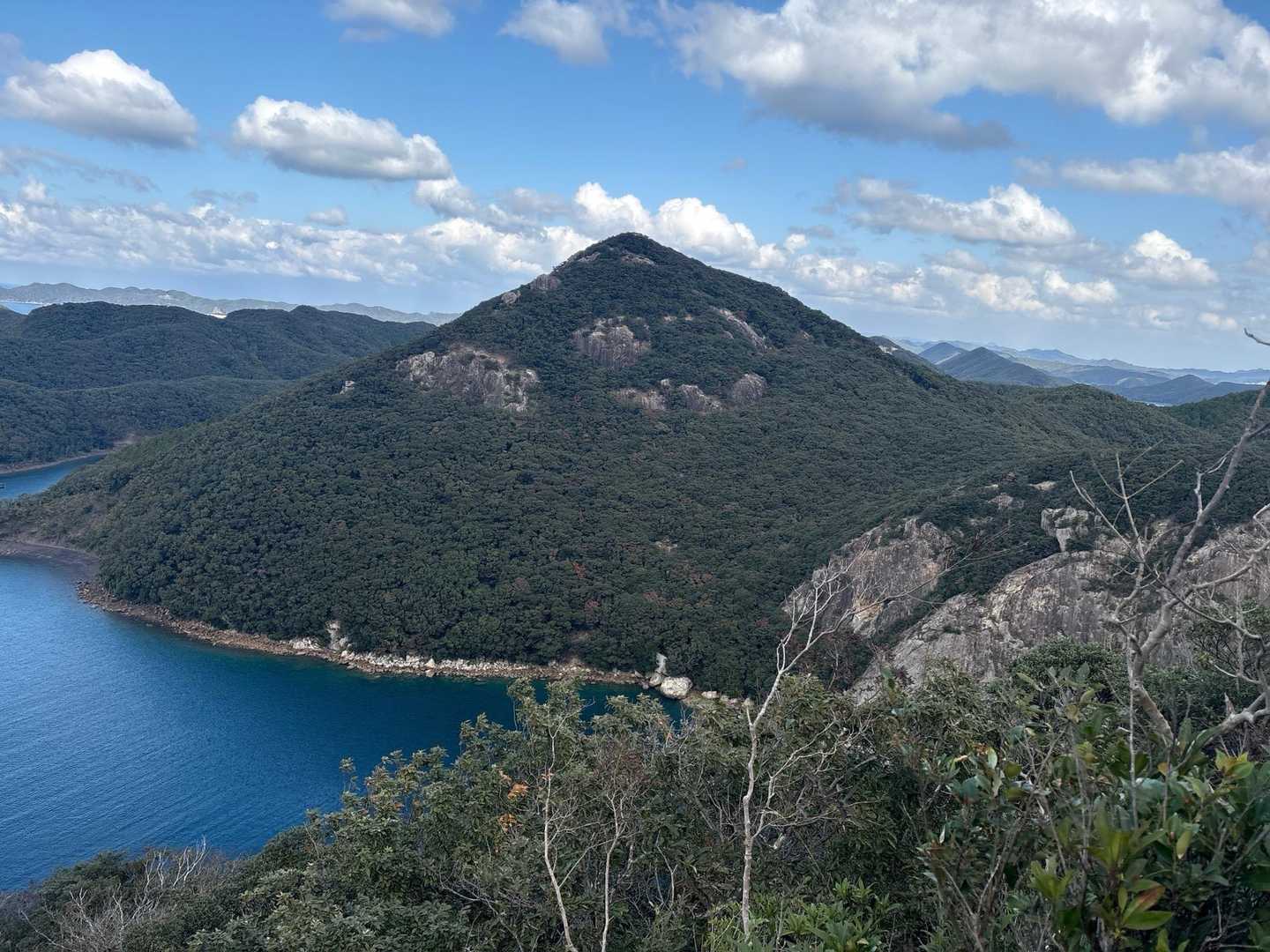 所々に眺望あり

森が岩峰を覆っている？尖がった鶴ヶ岳⛰️の
山容を楽しみ

