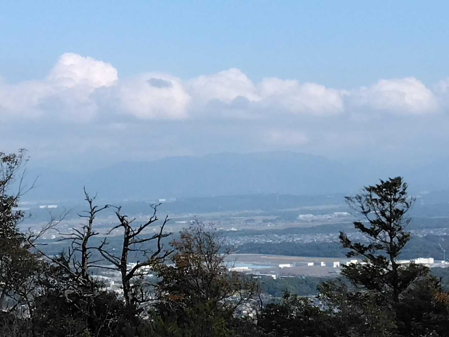 山頂に戻りカップ麺の昼食。
モクモク雲が一列に並んでる☁