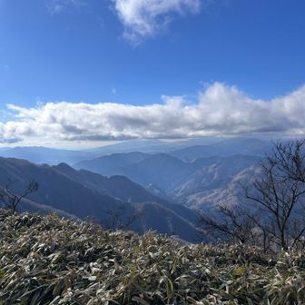 恐らく雲の向こうは富士山