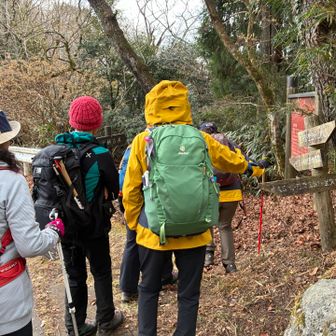 ここを降りて行くゆっくり約1時間くらいかな？