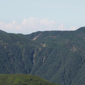左から　イザルヶ岳　光岳小屋　光岳