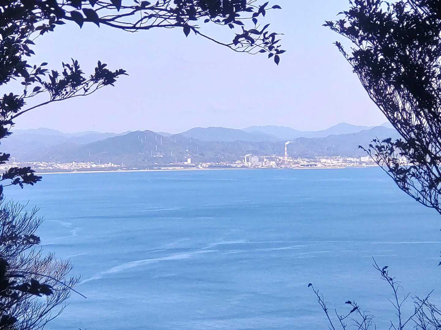 少し進むと徳山市街地がよく見えるポイントあり