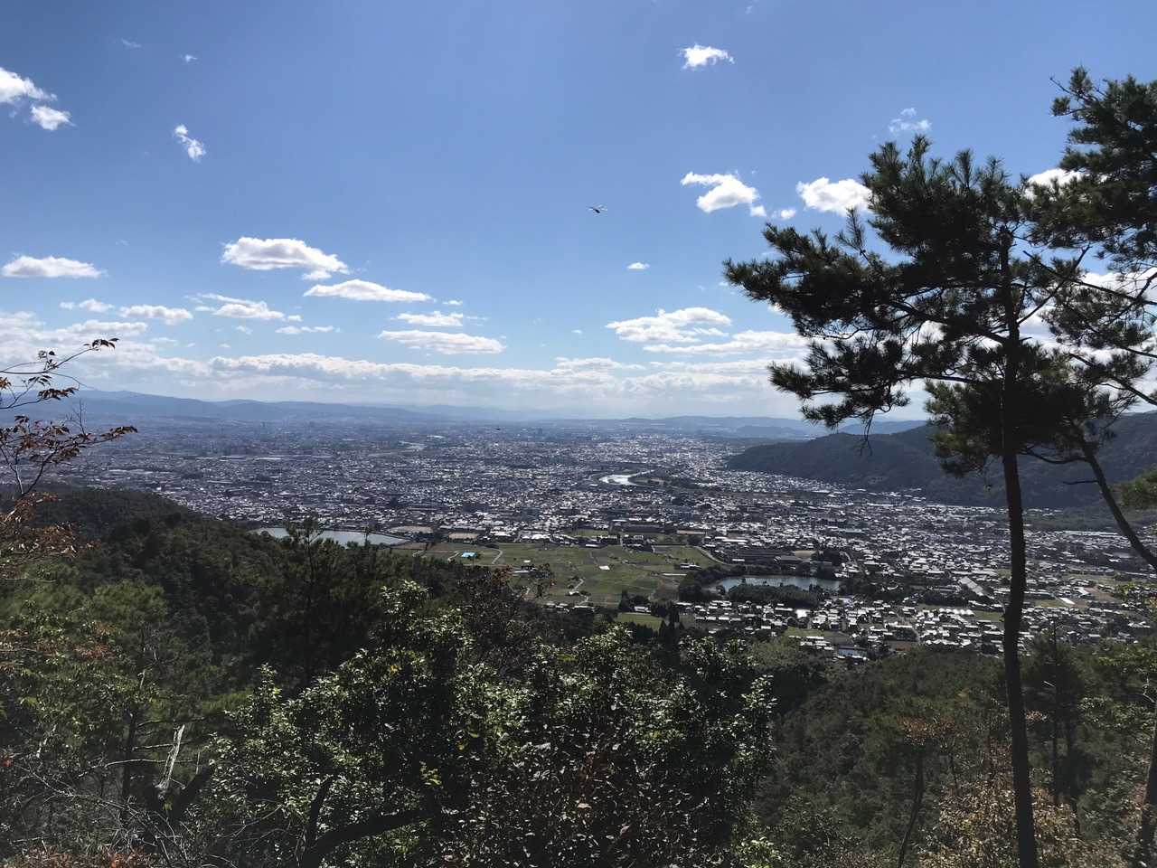 長尾山頂上からの眺めですー👀
良い感じ〜✨