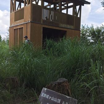 こちらが展望台
戦時中は防空監視哨が置かれていました
山城があった頃から戦時中、展望台が設置された現在までの歴史が内部に展示されてます

元旦登山なども行われ、地元の方に愛されているお山のようです🤗