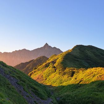 左俣岳へのなだらかな登山道が続く。