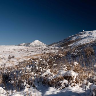 進行方向左手に車山と少しだけ顔を出す蓼科山。