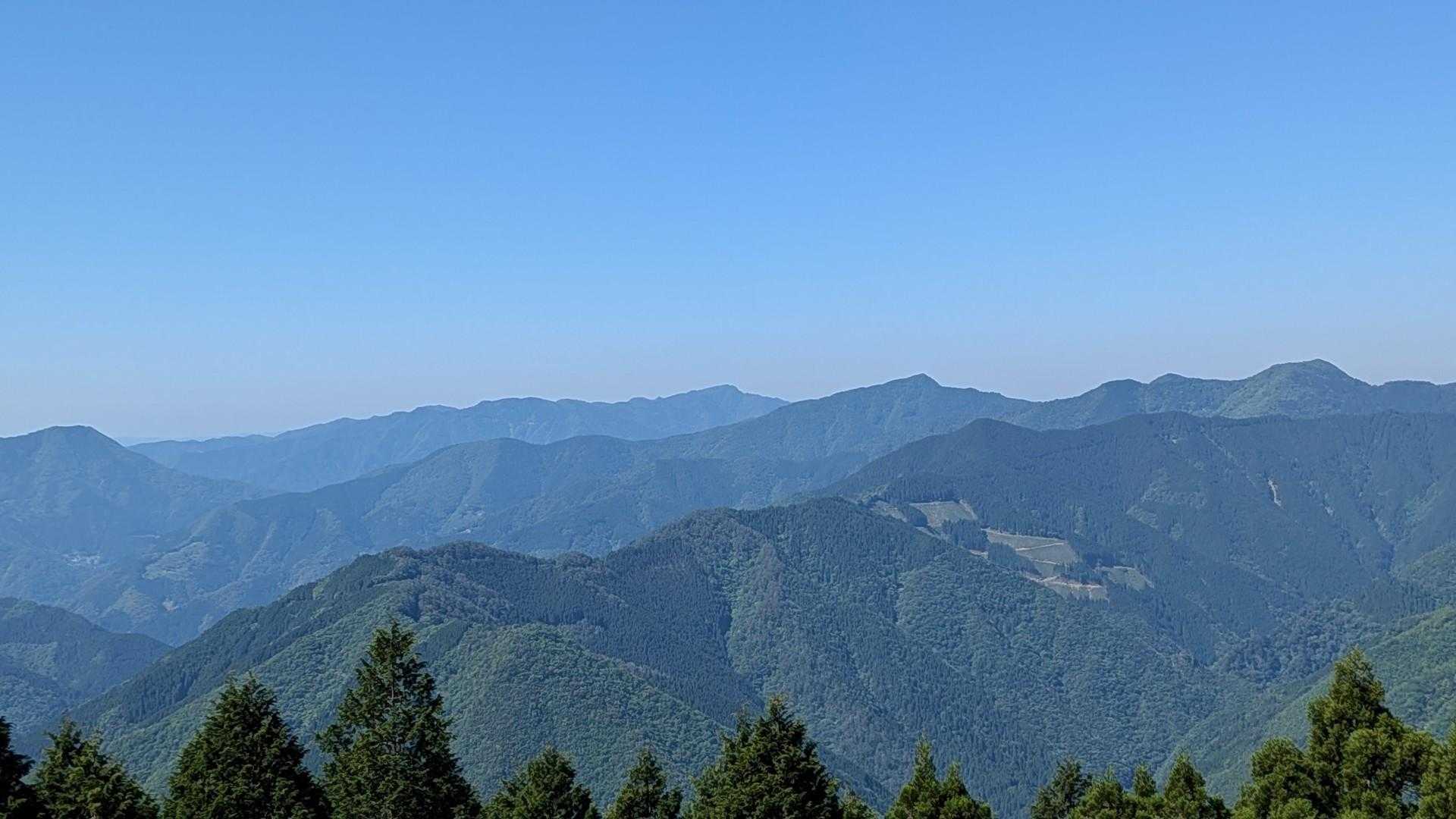 開けた林道から南方向の九州脊梁の山々。
ここがいちばん景色良かったかも。