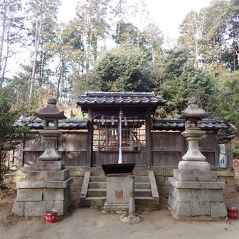 甘南備山は雄山と雌山からなる双耳峰。雌山に三角点がありますが、展望台工事中で山頂は現在立入禁止。
一方雄山には神南備神社があります。平安時代の延喜式に載る古社です。
甘南備＝神南備は、神の宿る所　ということで、昔から神のやどる山として認知されてきたのでしょう。