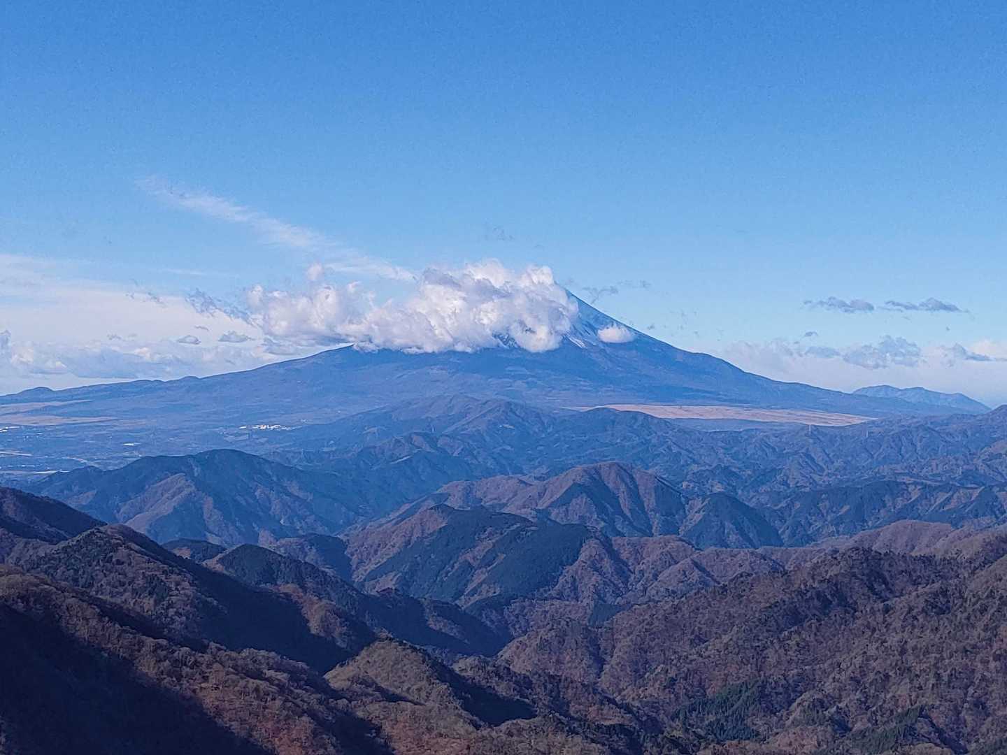 塔ノ岳山頂からの富士山は雲隠れ
