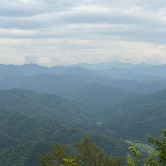 東屋からの朝日連峰方面。どこが見えてるかは不明。ここ旧山北町はほぼ山形なんでここより南に見えてる山も山形県でしょう。