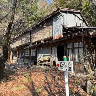 廃屋の横を通り登山口へ