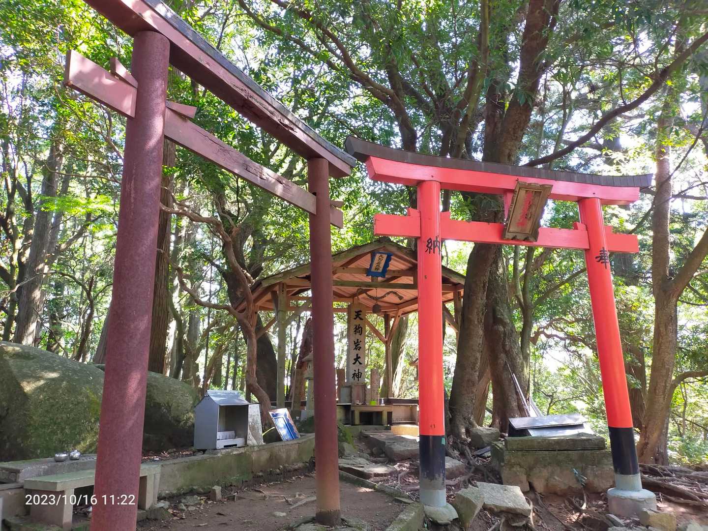 標柱は この辺りなんだけど見当たらない😰何往復も鳥居の前の道を行ったり来たり💦