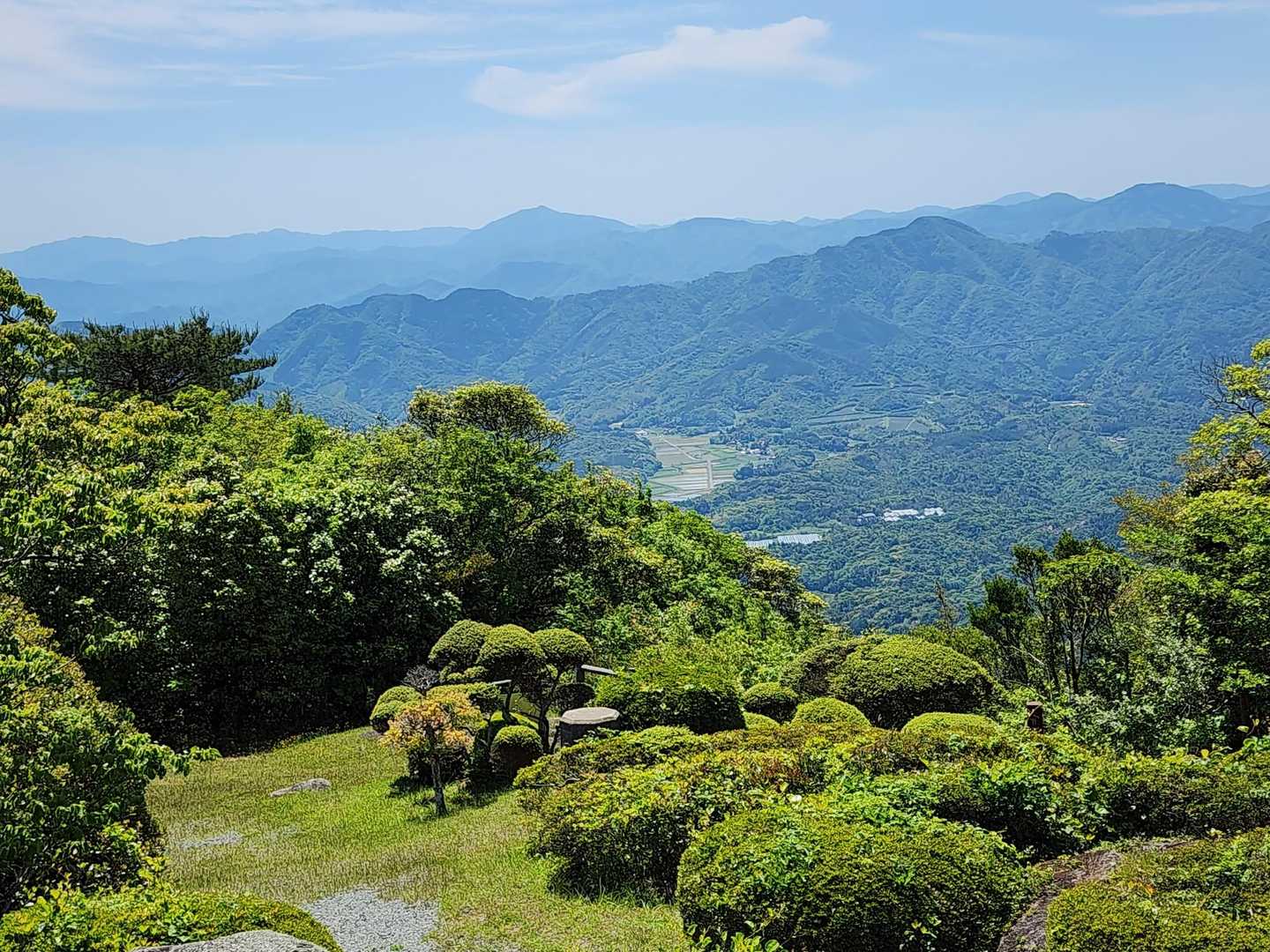 岩に立って🤳
左最奥が安蔵寺山
安蔵寺山と十種ヶ峰の間に青野山の頭
犬鳴山の右奥に伊良尾山