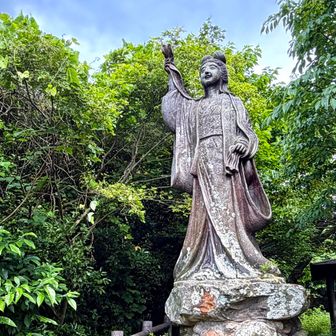 山頂近くには“佐用姫陶像”があります♪
唐津の鏡山から百済へ出征する恋人の大伴狭手彦を追いかけてココ 天童岳（旧名 田島岳）までやって来たそうです😢