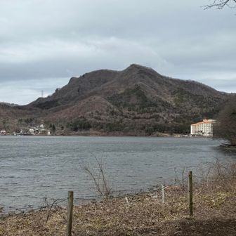 榛名山塊最高峰の掃部ヶ岳である。
ちなみに右下のホテルが、某マンガでの豆腐の配達先…らしい