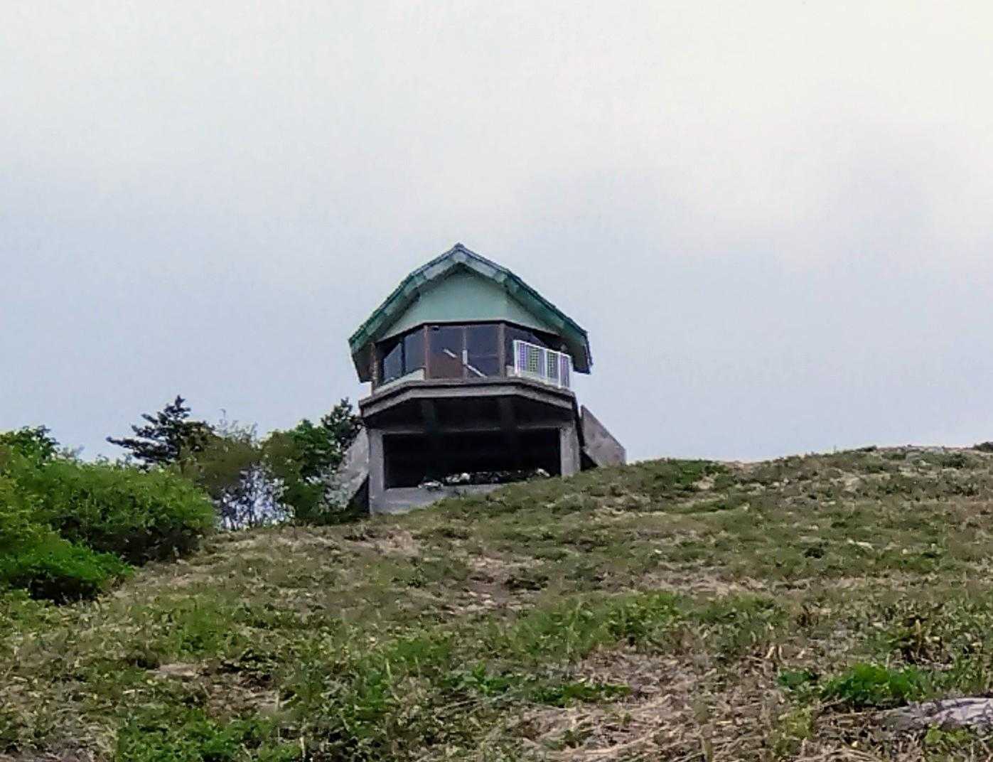 ここで休憩。中にある書き込みノートに、第1リフト付近を横切る熊目撃情報があったと書かれていました。
一人なので熊対策は万全にして行きましたが、皆さんもお気をつけください。（ノートに書き込みをしようと思ったけど熊情報を見てビビり即下山😅）