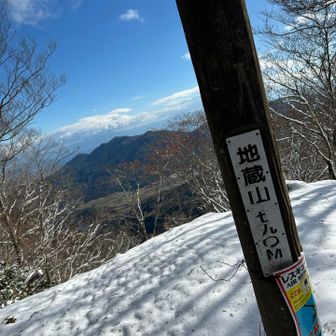 地蔵山から　登山コース以外の山には雪が🈚️