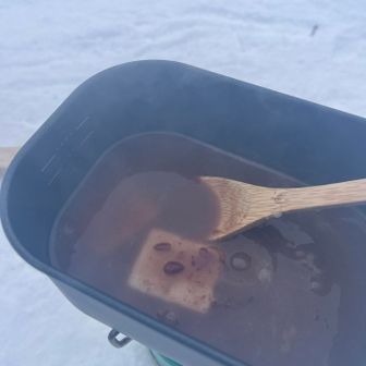 おしるこに粒あん、持ってきたお湯を入れて着火🔥
関西出身の私、ぜんざいにはちゃんと小豆の粒が欲しいのです🫘

餅はスープジャーの中でお湯に浸して持ってきました。
ちょうどよく柔らかくなっているはず…
…ん？硬い！

仕方ないのでグツグツします