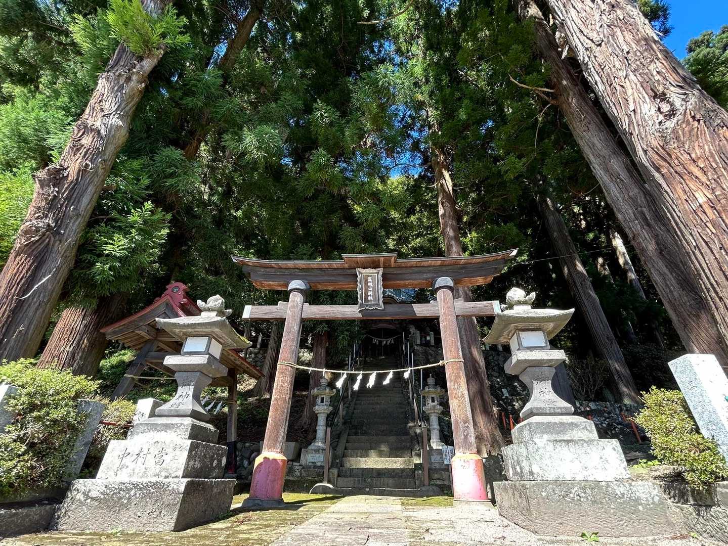 王城山神社で手を合わせて…スタート！