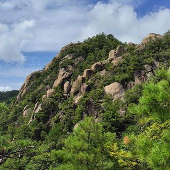 朝日岳から中岳を撮る。