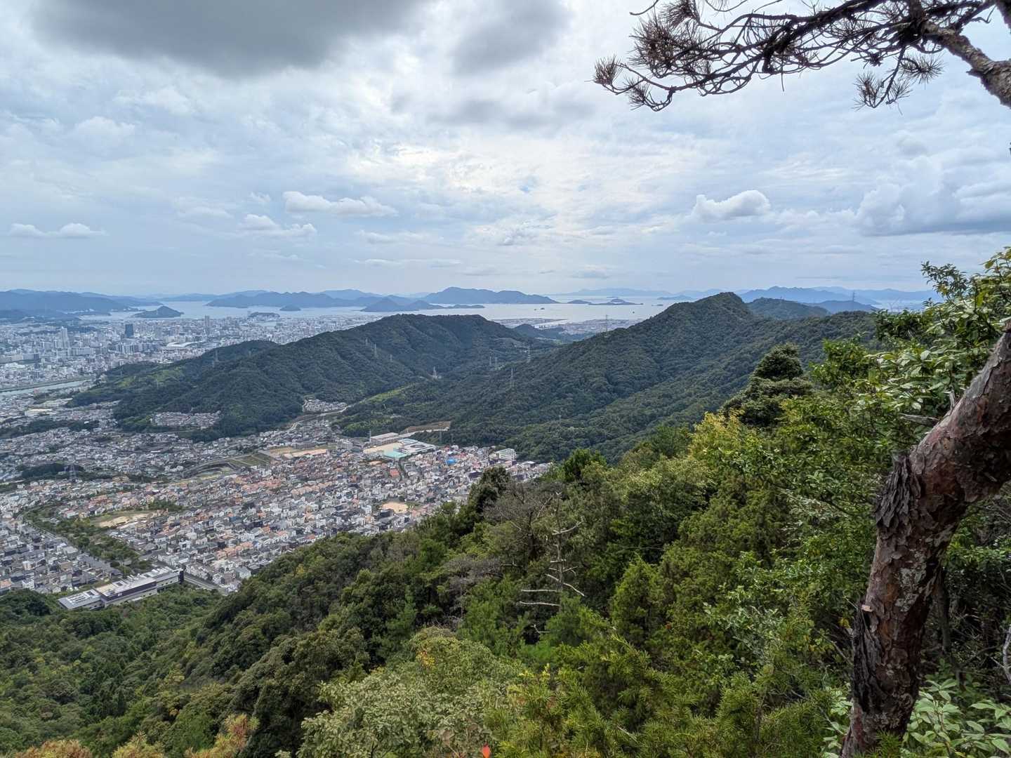 広島湾の島々
右端が宮島、左奥が呉方向