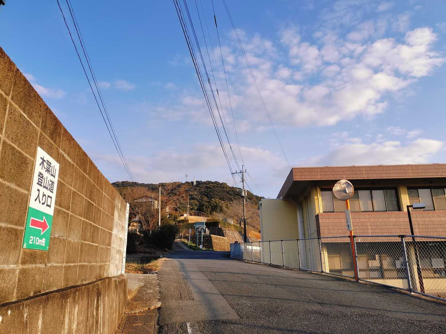役場の横の道路に案内板があります😚