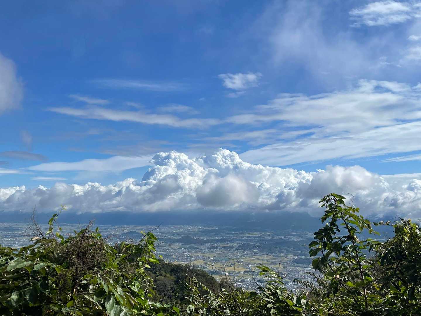 時々太陽の光がさして、空の青と雲の白さのコントラストが素敵💕