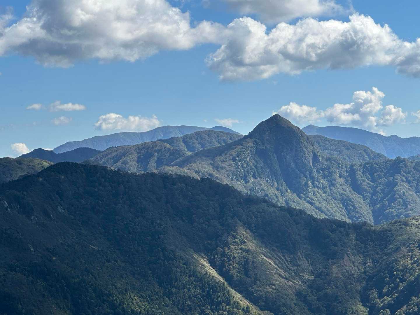 【カバー写真】
冠山の完成形🎉

冠山（右中景）と能郷白山（左遠景）

この写真を冠山のベスト風景に選定しました😊
