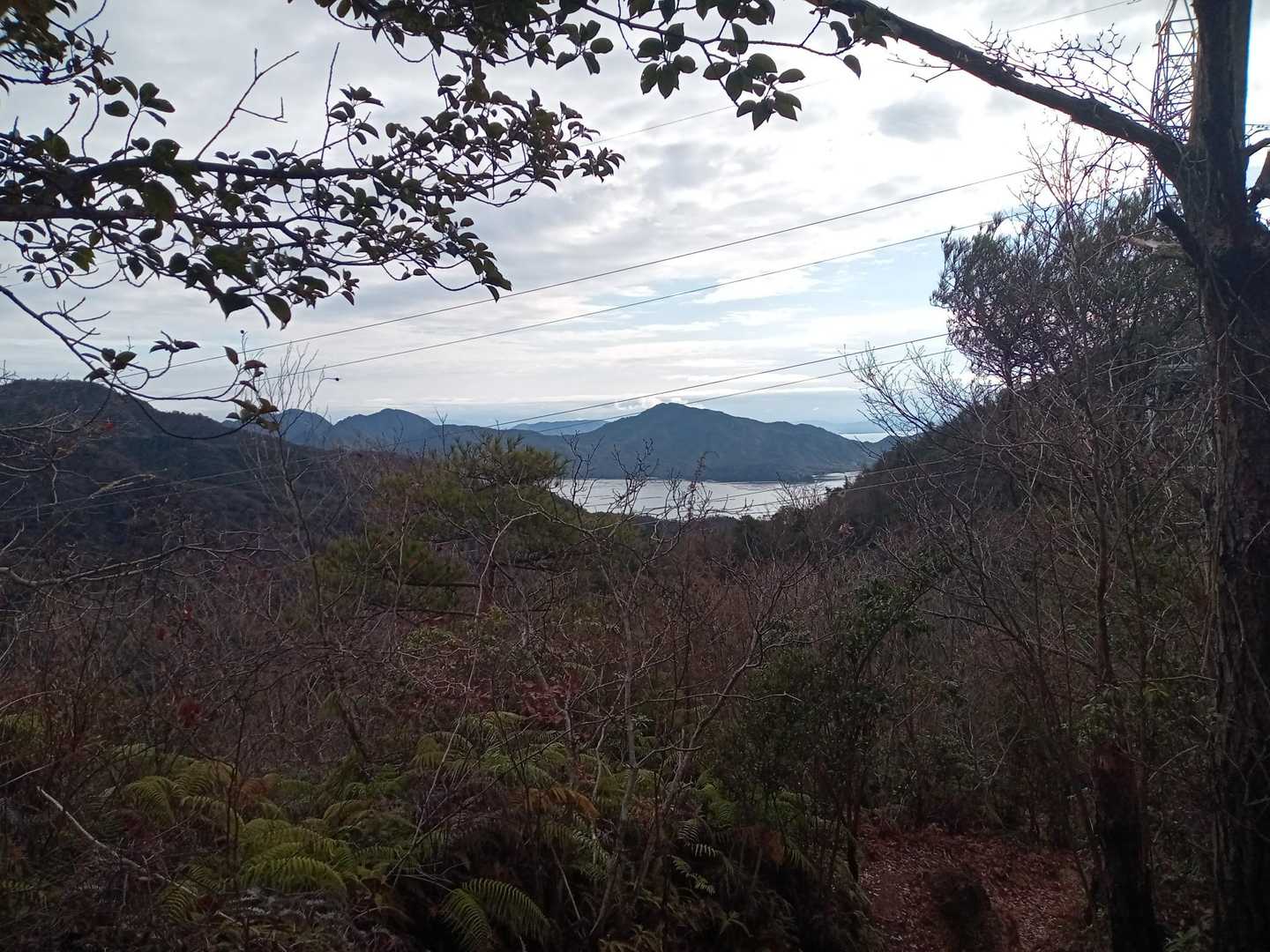 振り返ると宮島の西の端っこが見えます。
