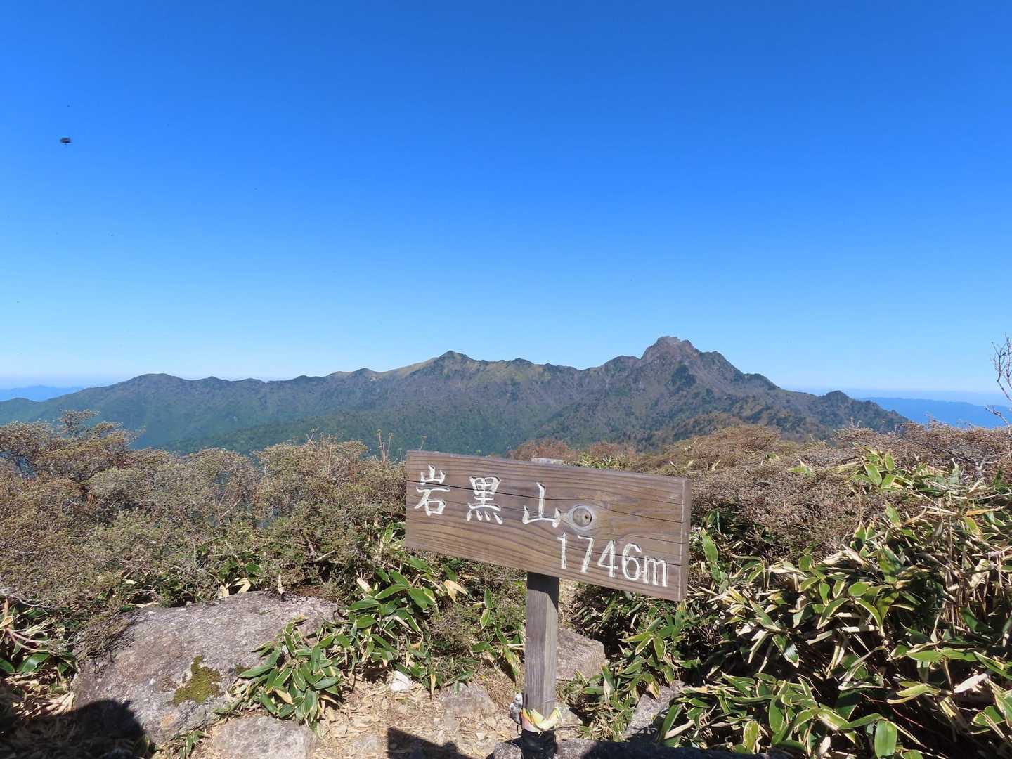 岩黒山山頂！
岩黒山は巻道で行くか登るかをここまで来る車の中で迷っていたけど、快晴だからこの絶景が見れるはず、と登ることにしました。登って良かった！よね😁